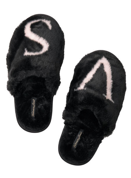 Share The Joy, colecție Victoria's Secret dedicată sărbătorilor 9 Faux Fur Slipper 200 RON