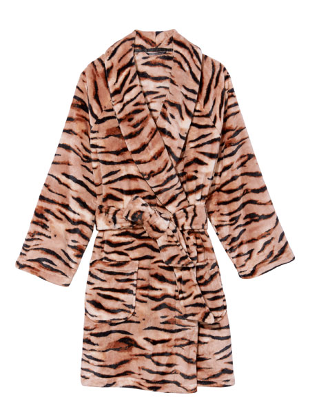 Share The Joy, colecție Victoria's Secret dedicată sărbătorilor 7 Short Cozy Robe 300RON