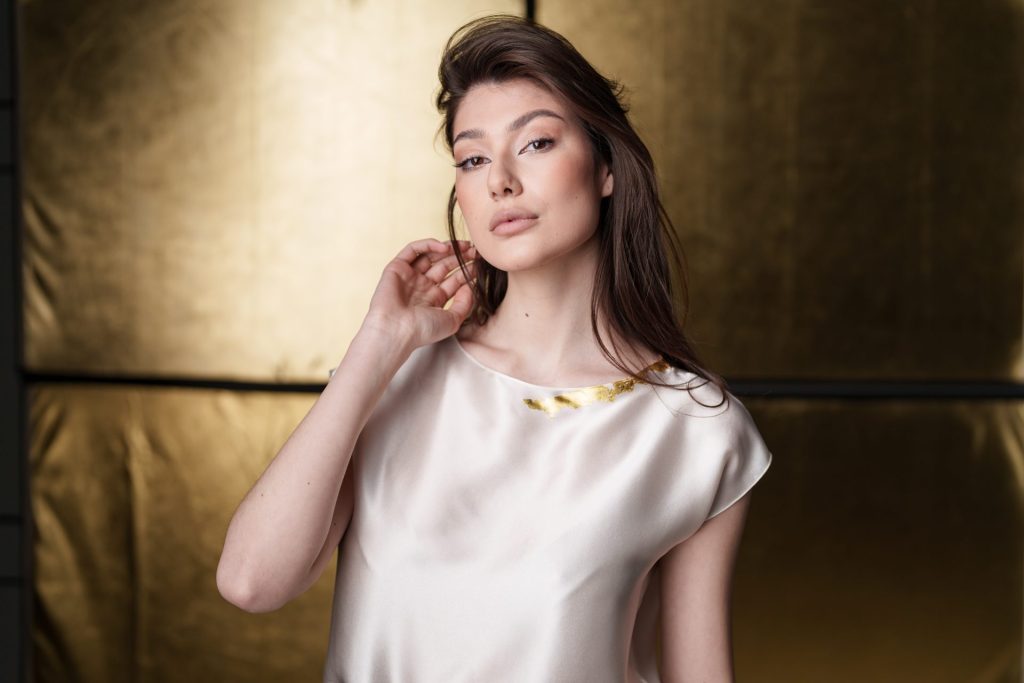 Laura Hincu Gold dipped foto Alex Galmeanu