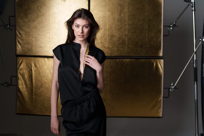 Laura Hincu3 Gold dipped foto Alex Galmeanu