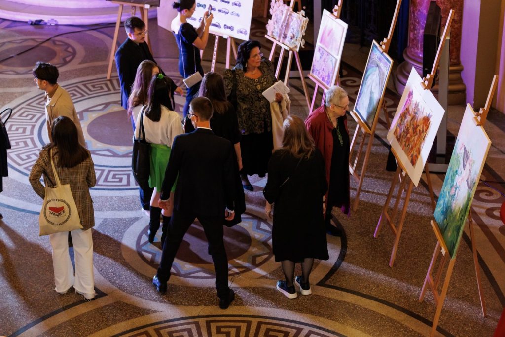 Talentul Gabrielei Iordache pentru a da aripi Tinerelor Talente 9 Expozitie Pasiunile familiei regale Foaier Ateneul Roman ConcertRegal2022
