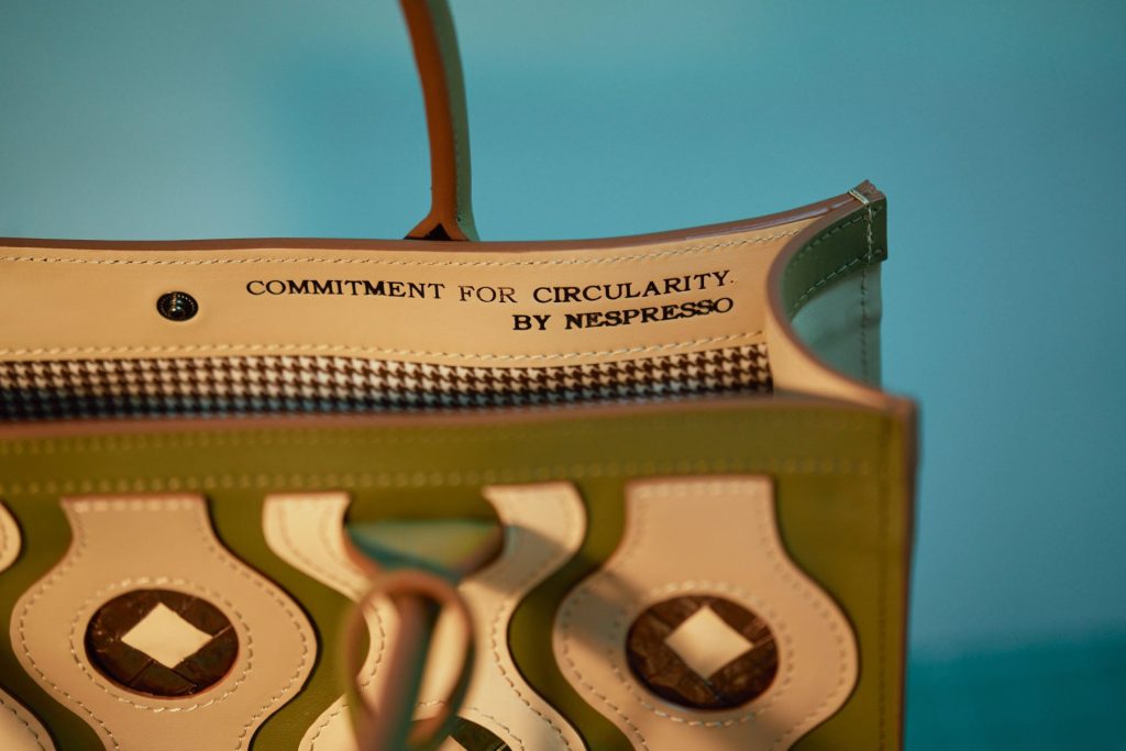 Nespresso expune, la Art Safari, o geantă creată din capsule reciclate 6 Nespresso Art Safari 3