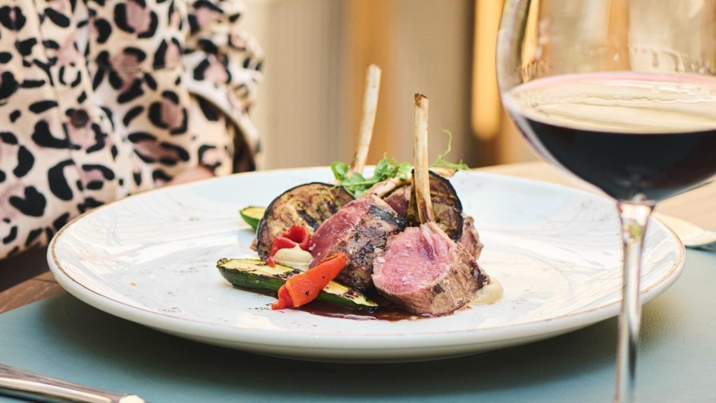 InterContinental Athénée Palace anunță lansarea noului meniu de vară pe terasa restaurantului Roberto’s 7 Dish cotlet