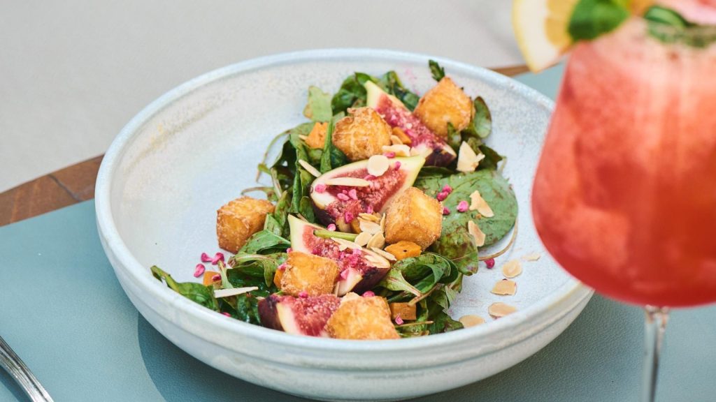 InterContinental Athénée Palace anunță lansarea noului meniu de vară pe terasa restaurantului Roberto’s 6 Dish salata