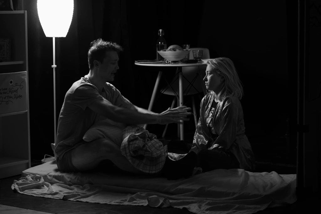 Cum arată programul de primăvară al Teatrului În Culise 8 Laur Dragan Iulia Neacsu in Faza lung photocredit Ovidiu Tesileanu