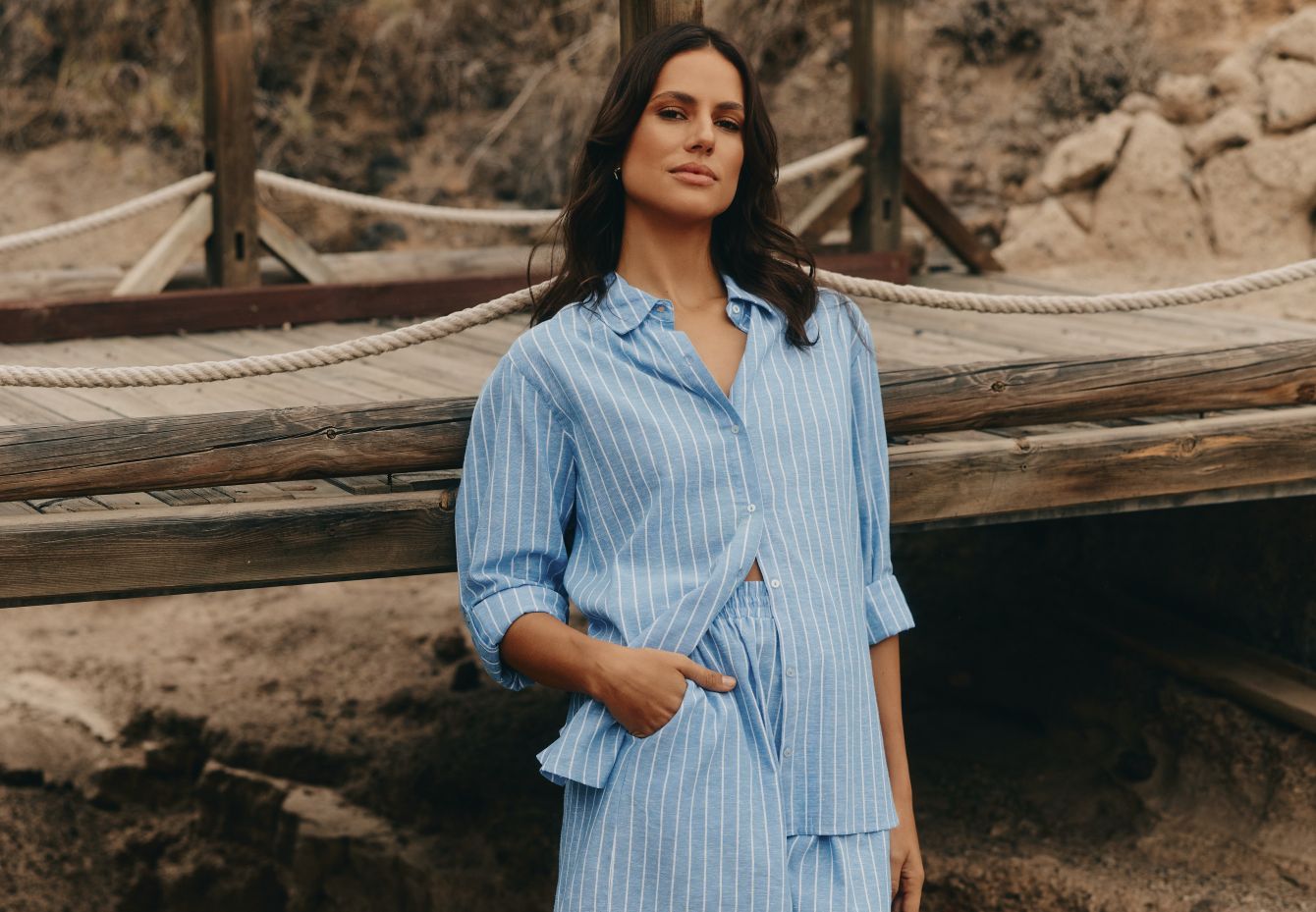 Styling guide: cum porți o cămașă de damă – băgată în pantaloni, lăsată pe dinafară sau legată la talie?