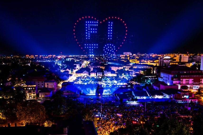 32 de instantanee FITS 2025 pentru care spunem MULȚUMESC 5 Un cer plin cu Multumesc in showul de drone FOTO Nicolae Gligor