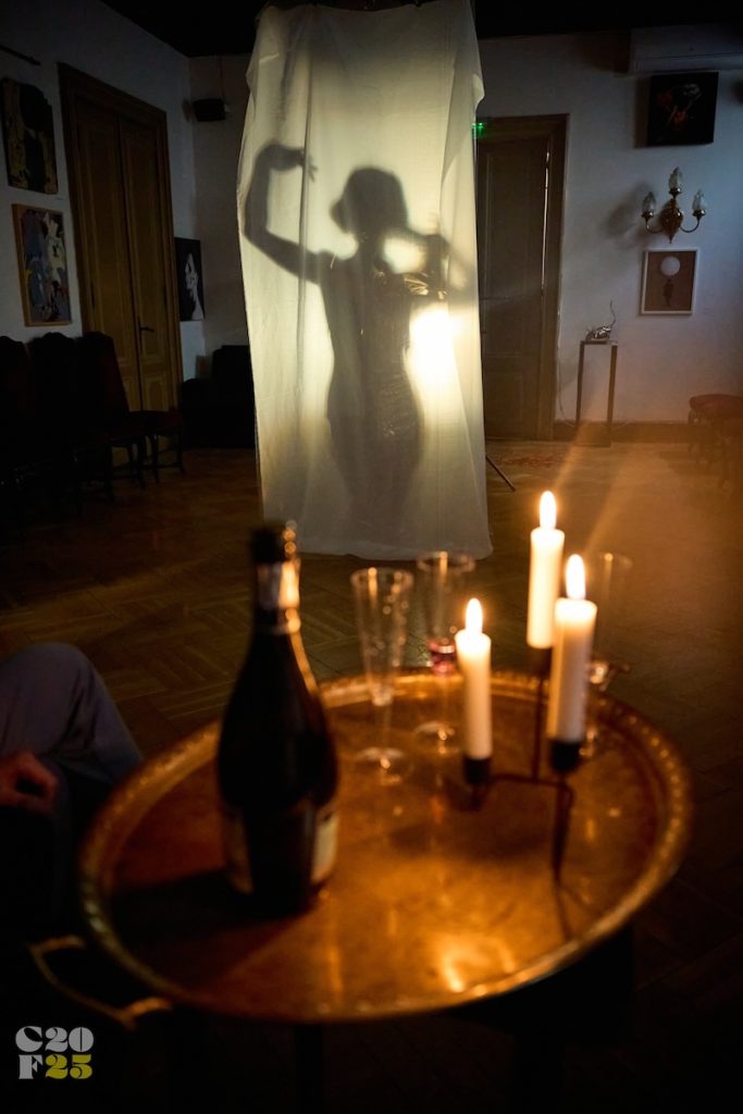 Tur ghidat în expozițiile Collage Festival alături de un concert Alex Ștefănescu 12 Collage Festival 2025 @Alex Barbulescu 7