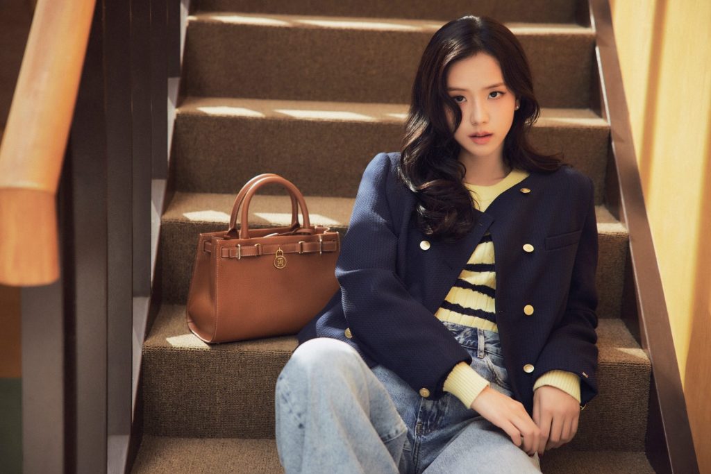 Tommy Hilfiger WI25 Campaign Imagery JISOO EMBARGO 23 10WI25 JISOO LADY JACKET WITH BAG RGB 1 Copy