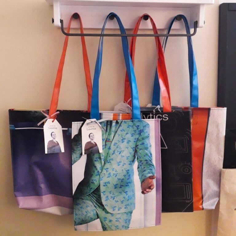 remesh, brandul care transformă bannerele în accesorii de calitate, oferind o nouă șansă persoanelor vulnerabile 12 remesh, brandul care transformă bannerele în accesorii de calitate, oferind o nouă șansă persoanelor vulnerabile