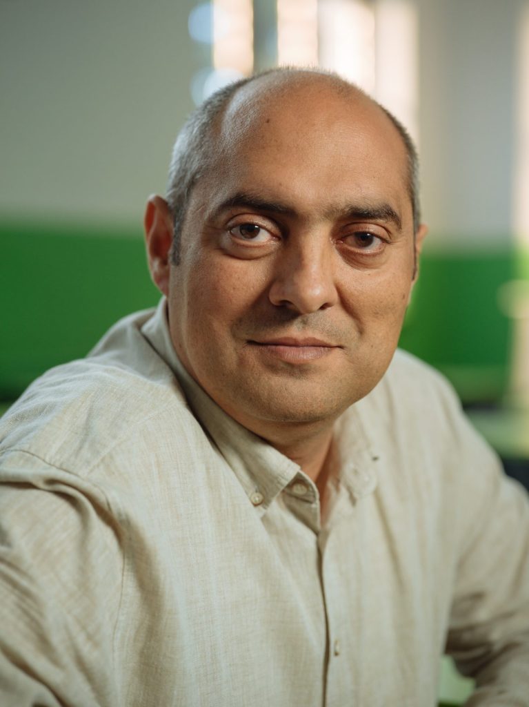 „Dacă nu ești cuminte, vine țiganul și te fură”, de Gelu Duminică, cartea care poate combate rasismul