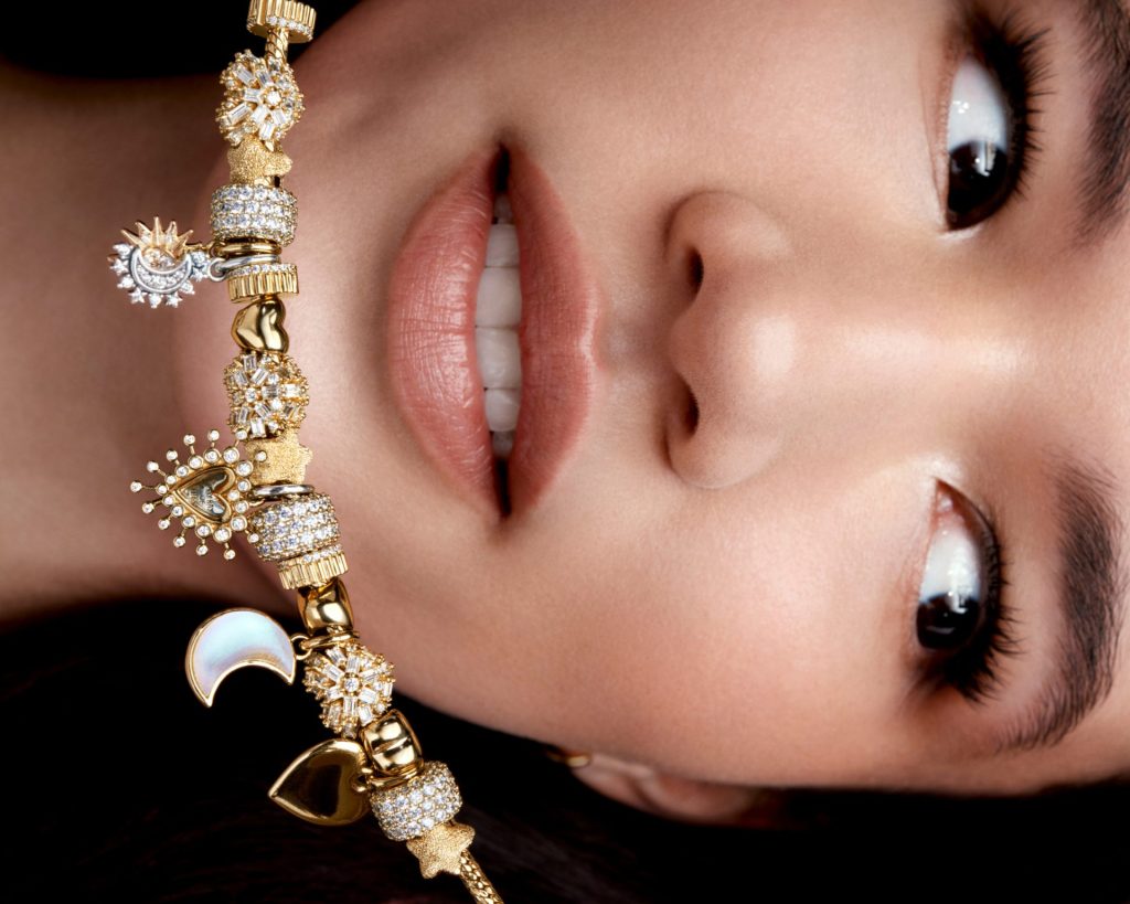 „MAI MULT DECÂT UN CADOU”, CADOURI DIN INIMĂ, DE LA PANDORA