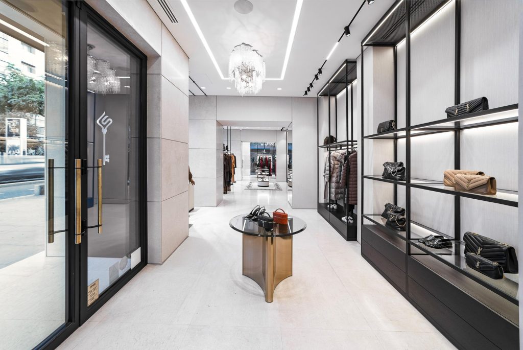 SECRETIST marchează un an de la deschiderea concept store-ului de pe Calea Victoriei: un reper al rafinamentului contemporan și o investiție strategică în piața de lux din România. 7 SECRETIST marchează un an de la deschiderea concept store-ului de pe Calea Victoriei: un reper al rafinamentului contemporan și o investiție strategică în piața de lux din România.