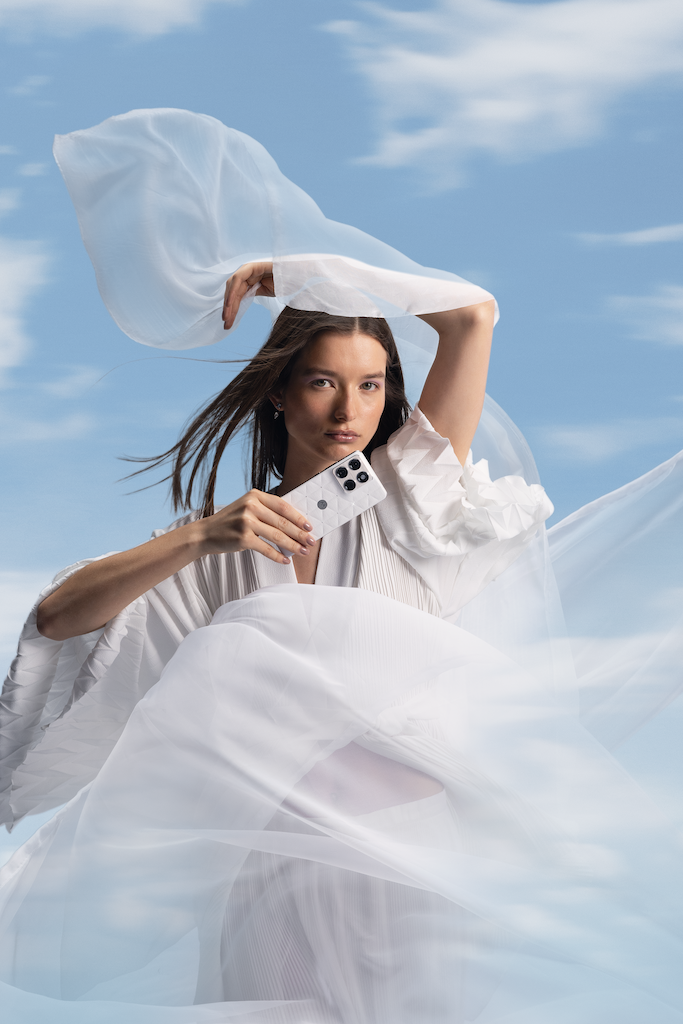 Motorola lansează noul Motorola Edge 70, în culoarea Pantone a anului 2026 8 Colour Of The Year 2026 Edge 70 Vertical