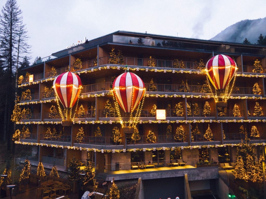 Decor inspirat de targurile de iarna din Alpi recreat in Poiana Brasov 3