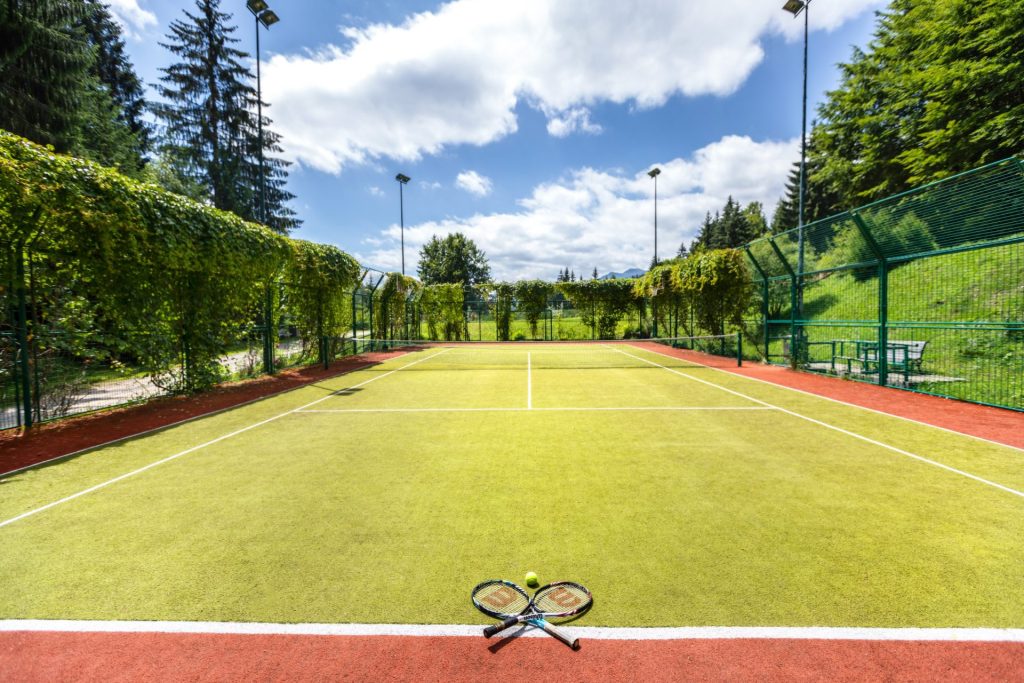 Fost pavilion de vânătoare al lui Nicolae Ceaușescu, scos la vânzare 6 Hadar Chalet tenis