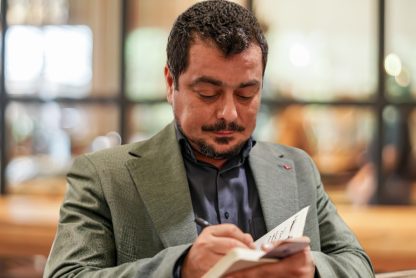 cosmin dragomir acordand autografe