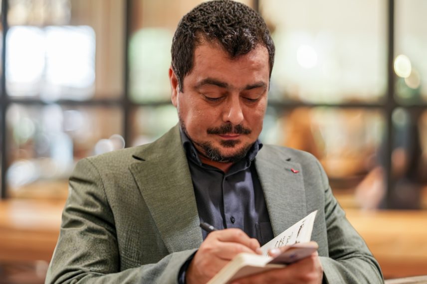 cosmin dragomir acordand autografe